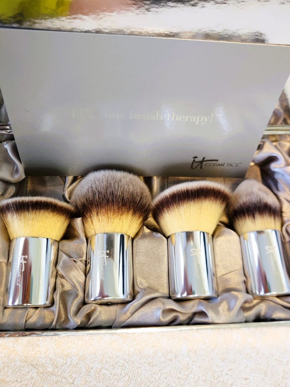 IT Cosmetics Buki Brush Box Set of 4 Makeup Brushes Gift Box New in Box - Picture 2 of 4